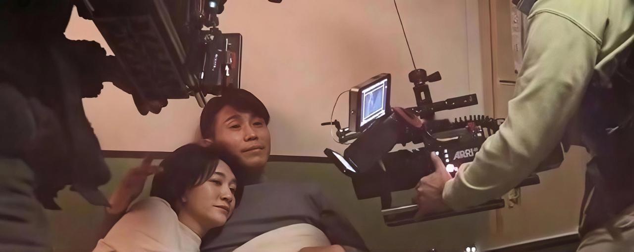 演员这样拍床戏应该不会有生理反应这玩意。镜头前是深情相拥，镜头后是全剧组的“围观