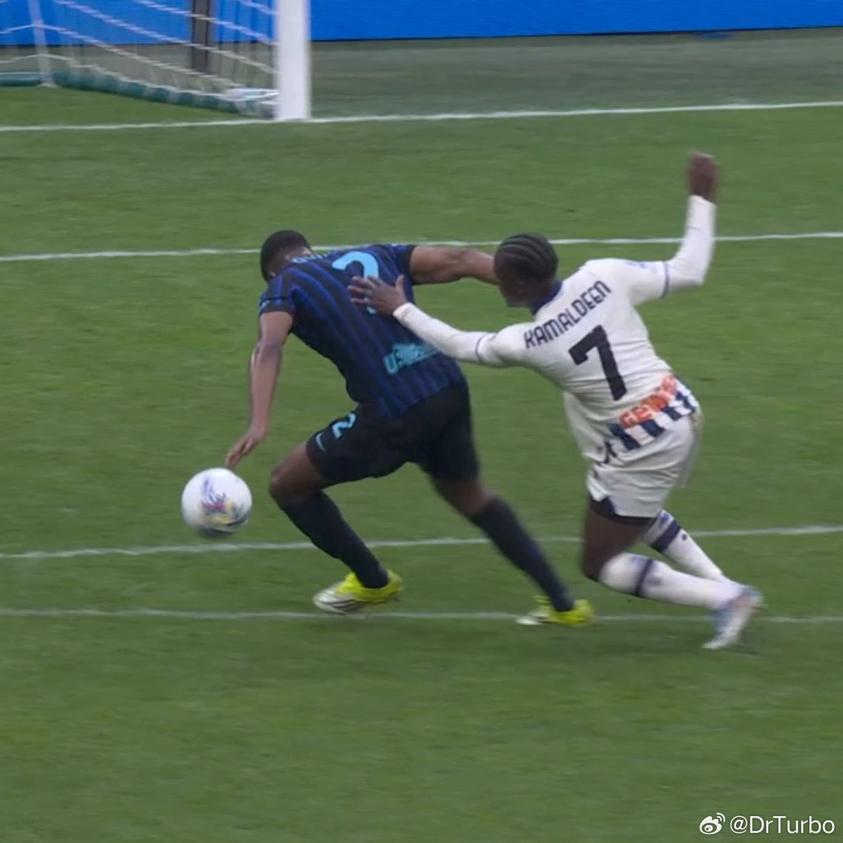 米兰体育报：下半场第36分钟邓弗里斯控制球在身前苏莱曼纳处于身后的位置他可