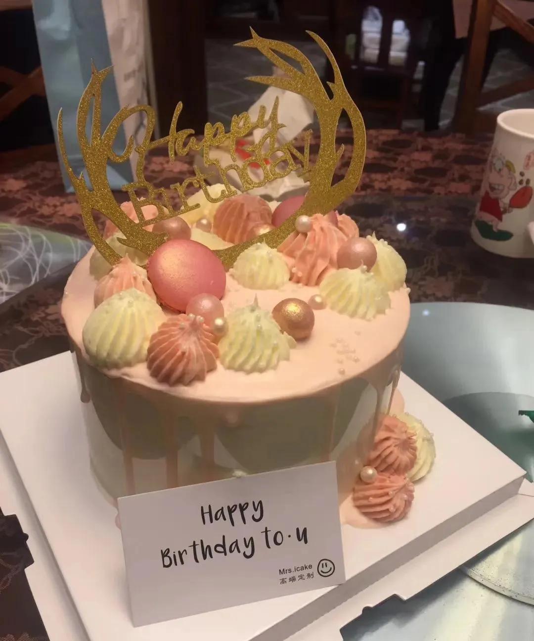 现在的蛋糕店真是可怕！今天我过生日，老公一大早就给我订了一个生日蛋糕，结果我来