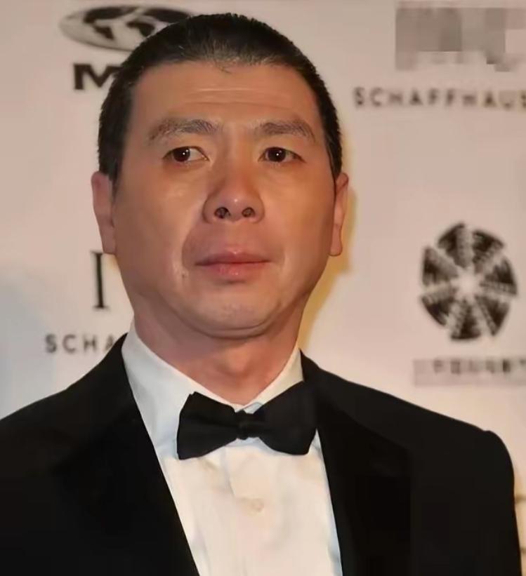 冯小刚原配妻子张娣，1999年签下离婚文书后分毫财物未曾索取，转身决然离去，往
