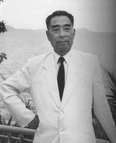 1927年，北伐军团长鲍靖中听说抓到一个共党，他兴冲冲地走进审讯室。却意外地发
