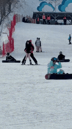 你这是来滑雪的吗？我都不好意思点破你。