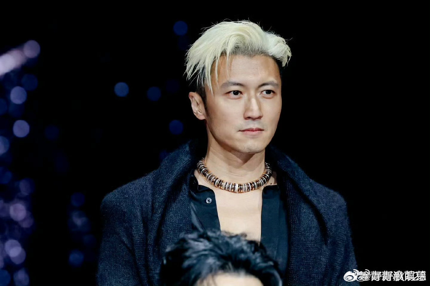 谢霆锋慷慨且大方谢霆锋是真大方又有型，活动里帅得发光，毫无油腻感，满满活力少年气