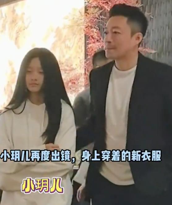 小玥儿真的是太像大s了，特别是眼睛和脸型，简直一个模子刻出来的一样不得不说