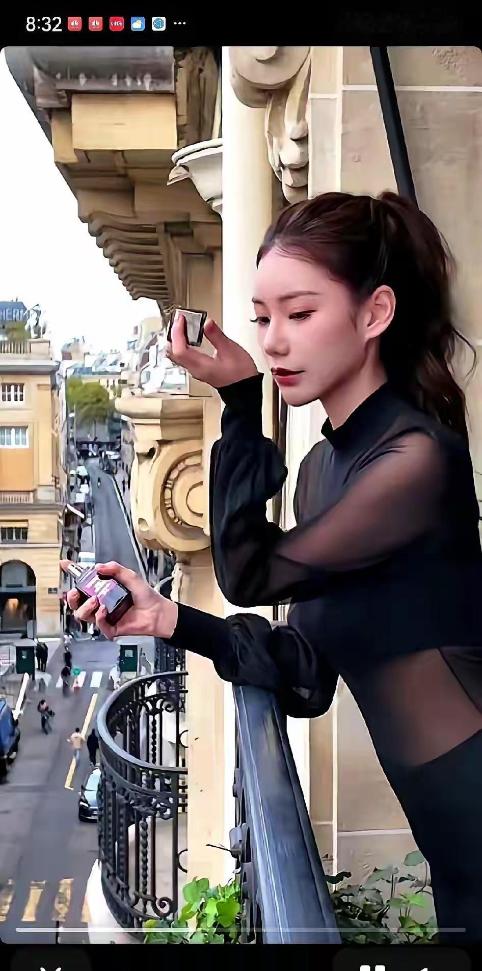 小梅的生活过得很精致，有时间就出国旅游，看一下服装秀，厉害了。公主👸🏻般的生