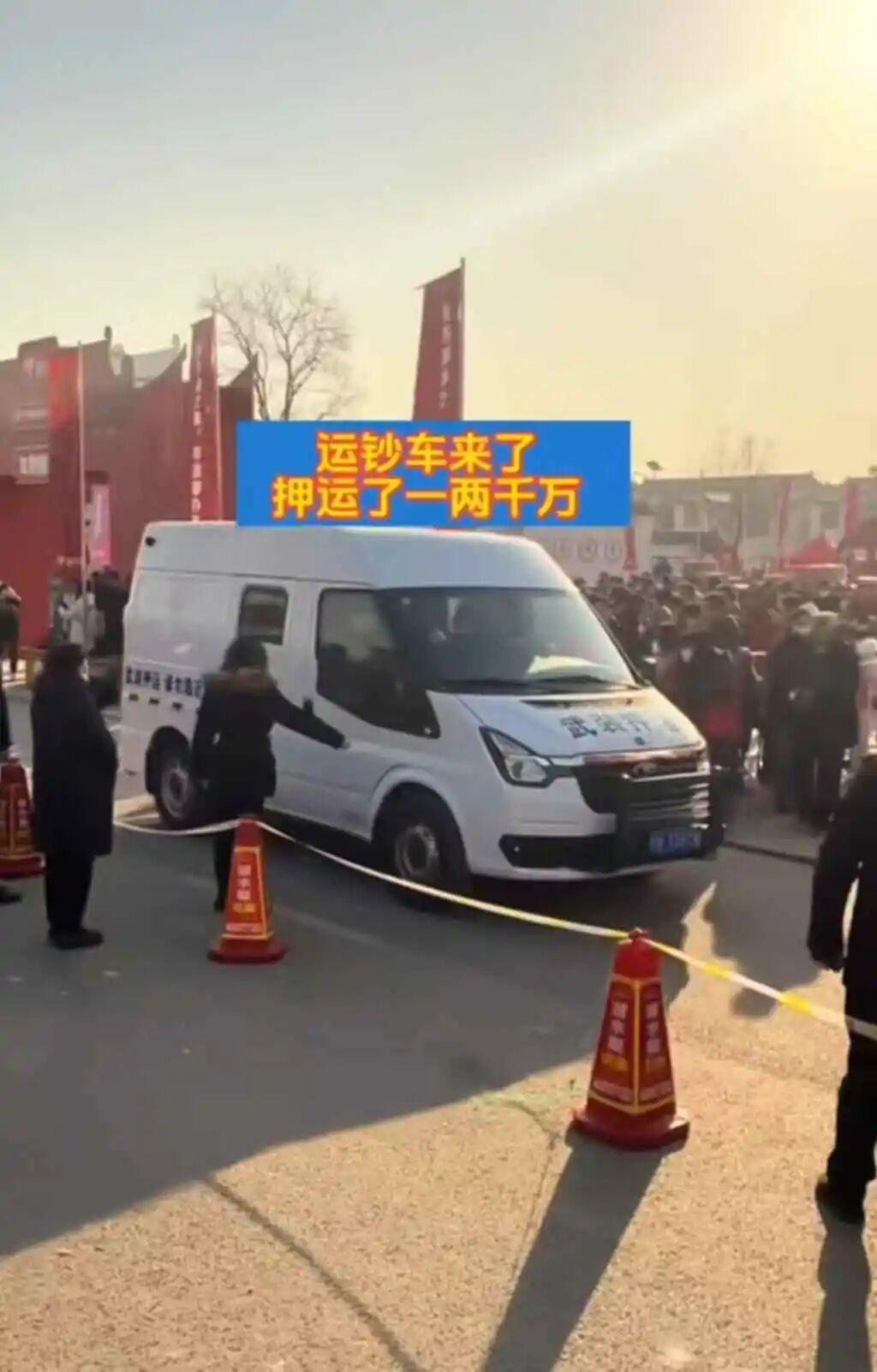 运钞车直接开进村里，刘强东又给老乡发钱了距离新年还有不到20天，刘强东的运钞车