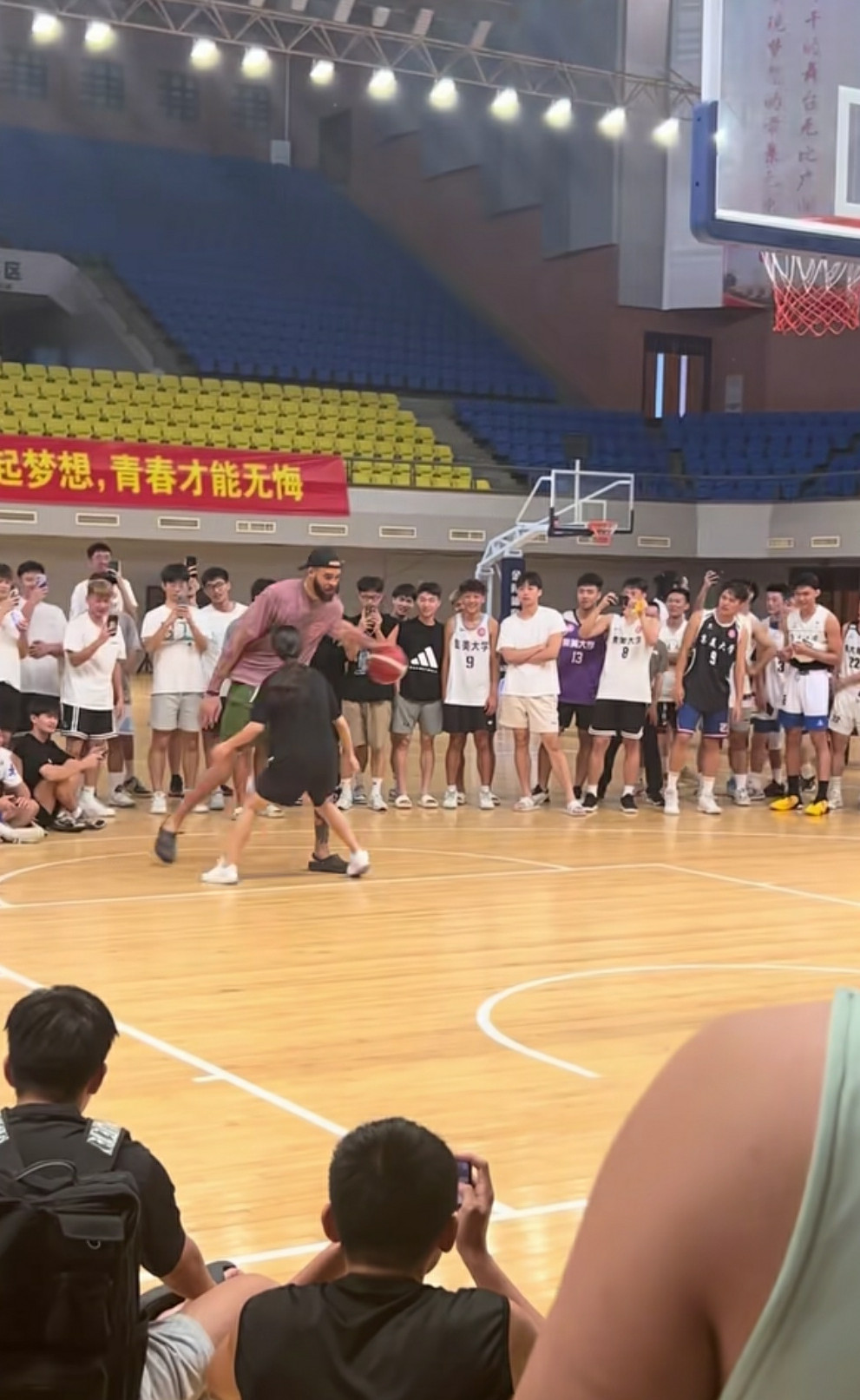 这女的太要强了，两人根本不是一个档次。