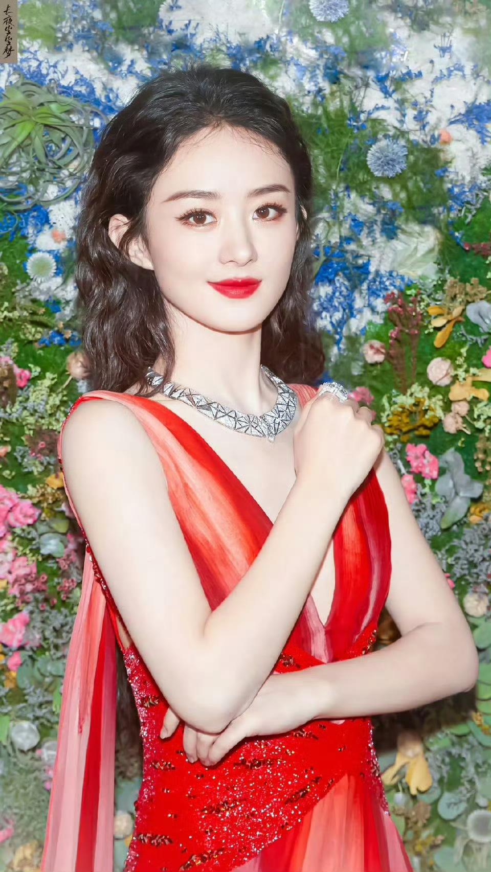 赵丽颖的耐看，从来不是靠惊艳，而是气质干净、眼神有戏、气质舒服，越看越有味道。