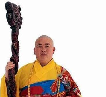 这是2003年少林前方丈释永信的正装照。这一身装饰也只有少林方丈才有资格享有，全
