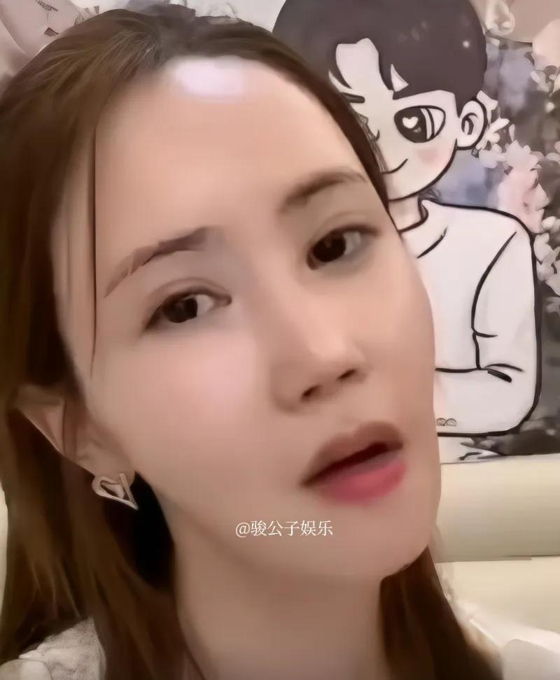 #李多海回应生孩子#针对生育话题，韩国女星李多海给出了明确的答复：她目前并没有