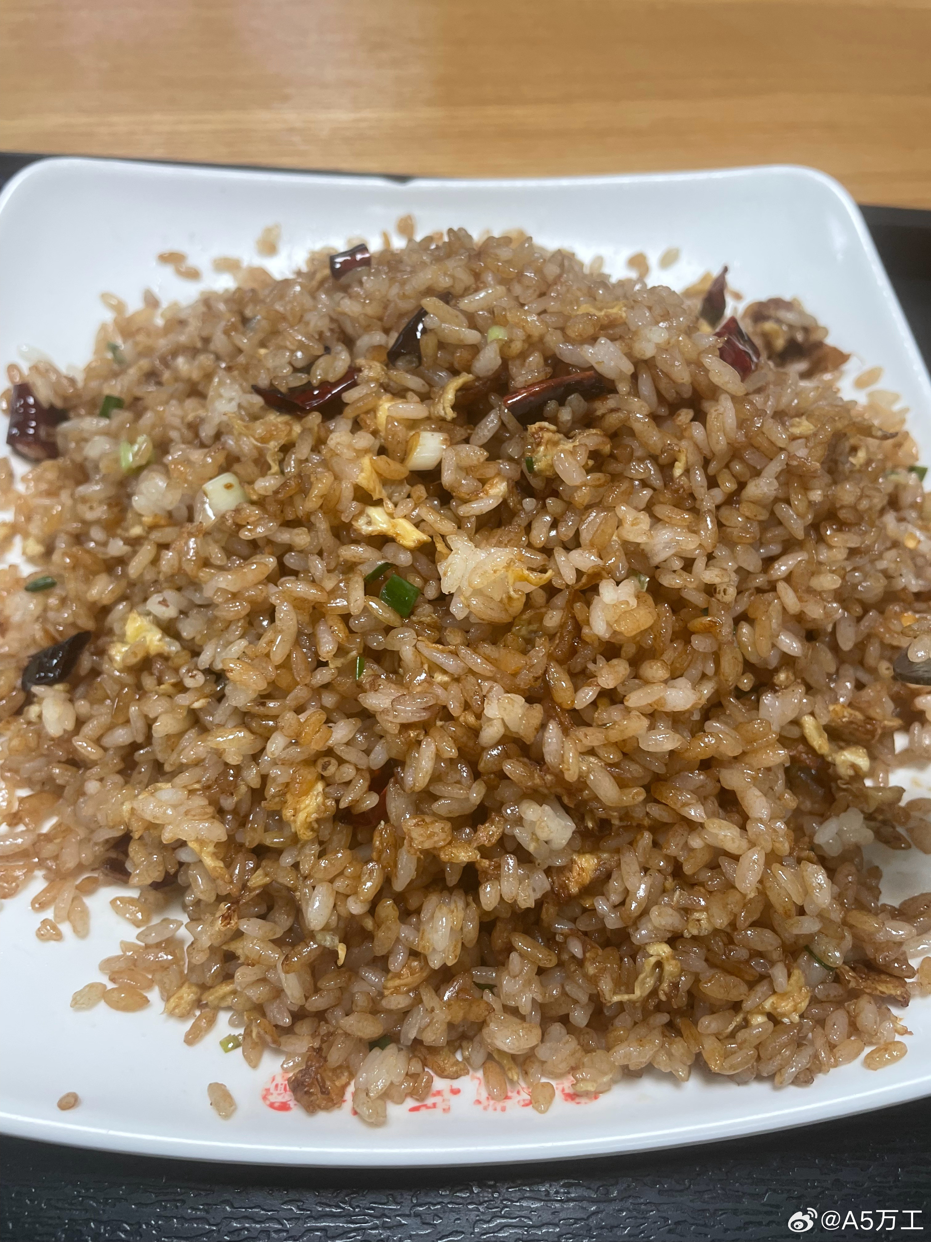 现在经常吃饭这家店老板都知道我了，就我的蛋炒饭加酱油还有辣椒，我一直不太喜欢搞的