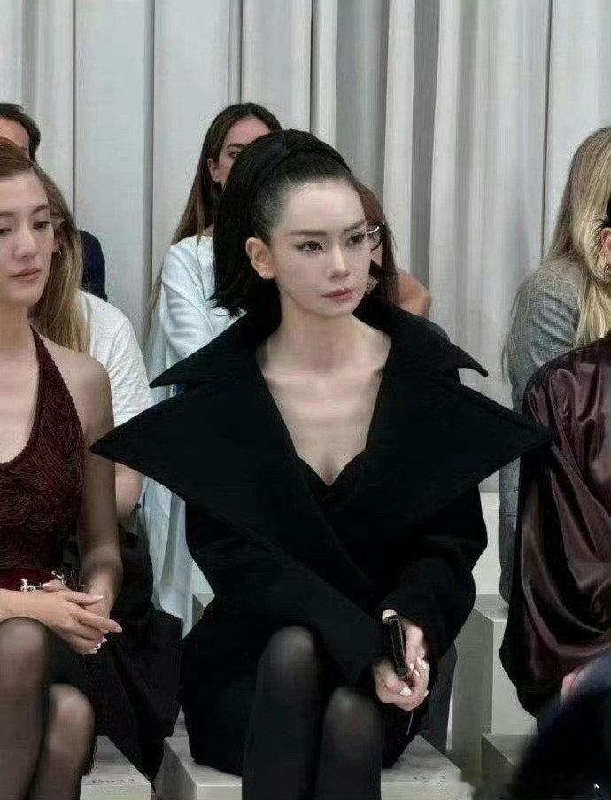 戚薇的头皮看着就疼，她为了美是真能忍……​