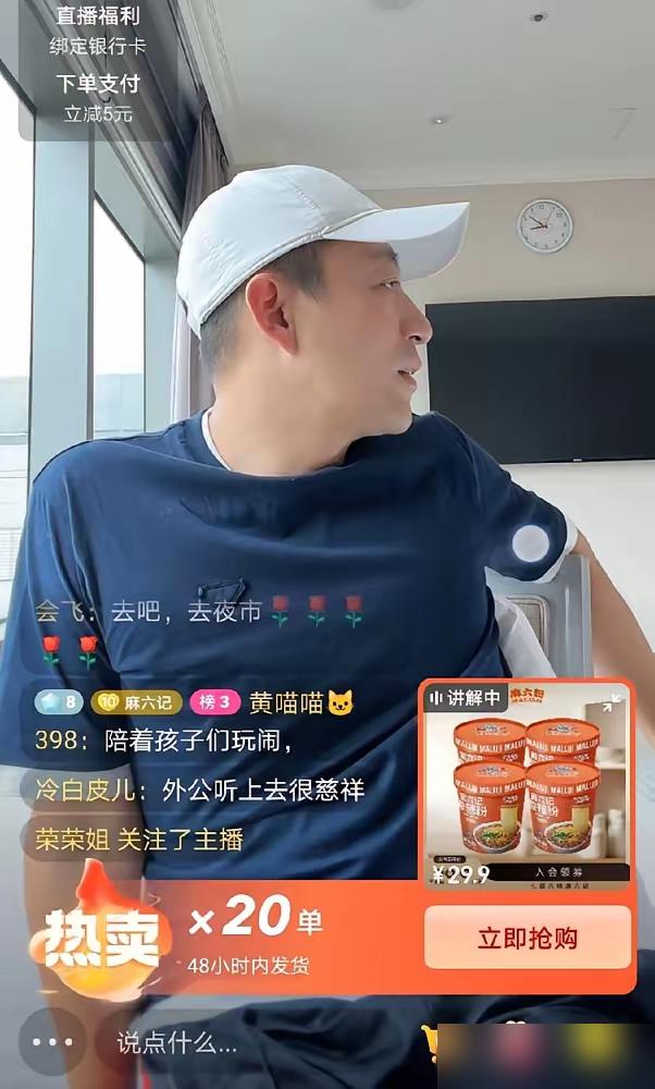 汪小菲把滴着红油的毛肚塞进嘴里，咧开嘴笑出后槽牙，旁边马筱梅抢着给他倒水。你敢信