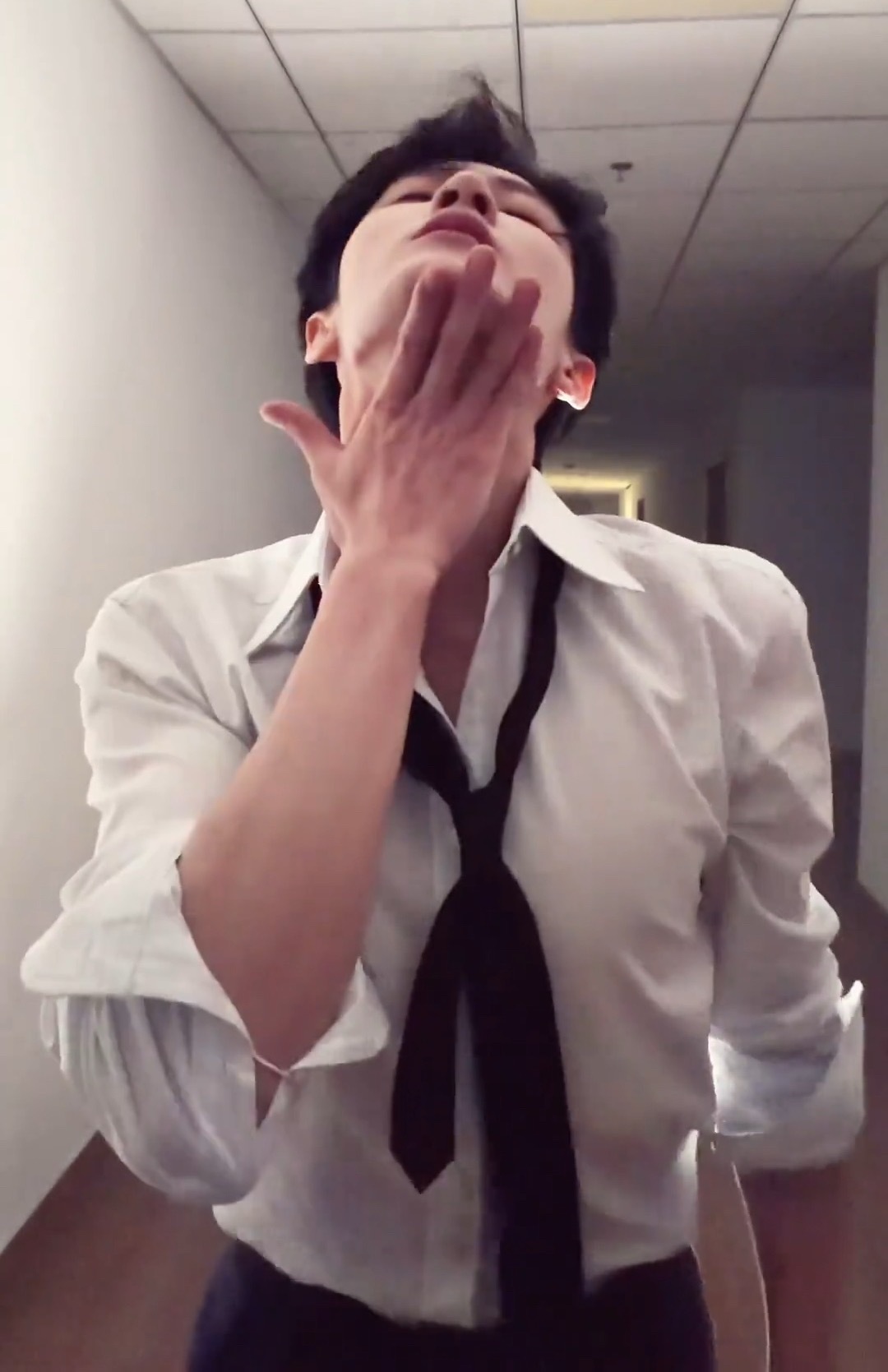 挽起袖子露出性感的小臂，小臂瘦瘦的但是很有力量感，皮肤好白血管好清晰，手上的戒指