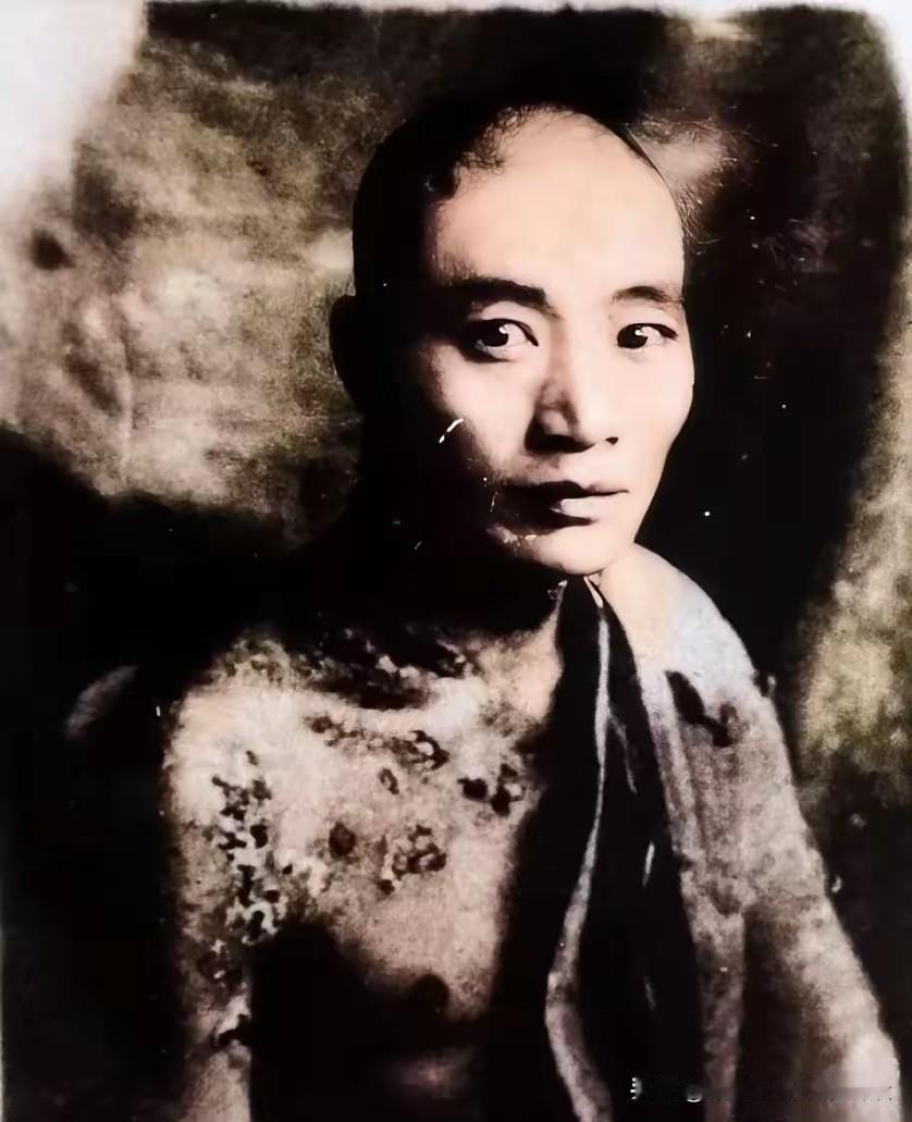 照片里先辈的眼神穿透岁月直击人心，让人心痛又敬佩！1942年河南渑池，先辈