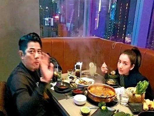 别看现在大家聊起方媛，总爱往“天王嫂”这层身份上套，翻回早年的事儿才知道，她走到