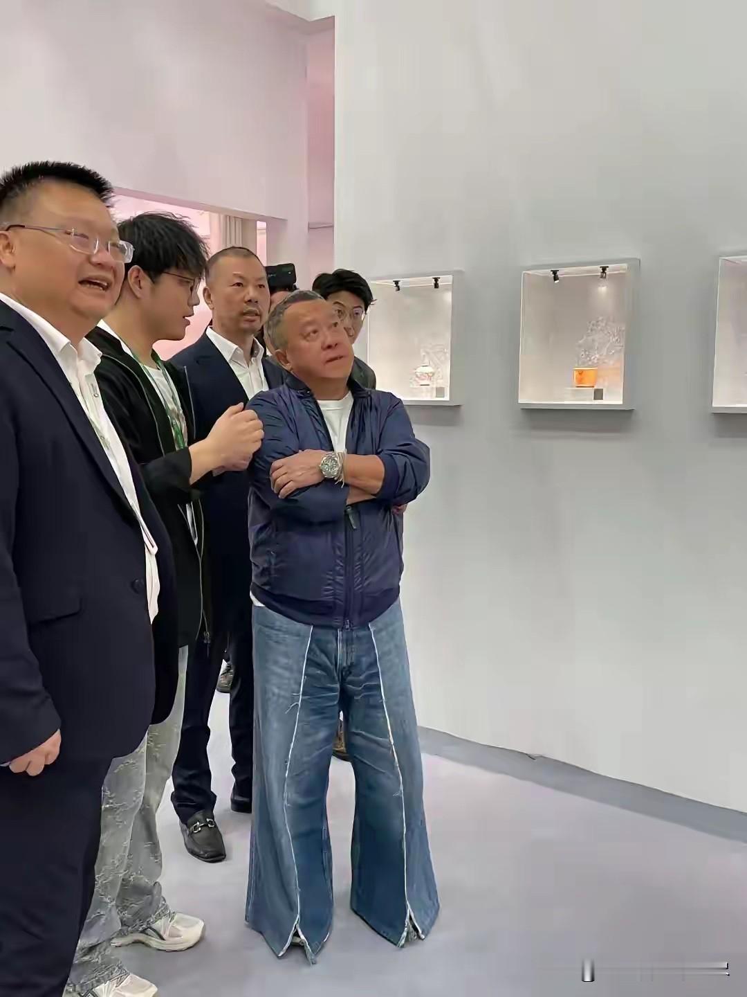 真是越来越看不懂曾志伟了，都一把年纪的人了，穿成这样是让大家看笑话的吗？72