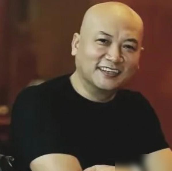 别再吹什么相敬如宾了。36年，他没叫过她老婆，只叫“董事长”。你管这叫爱情？