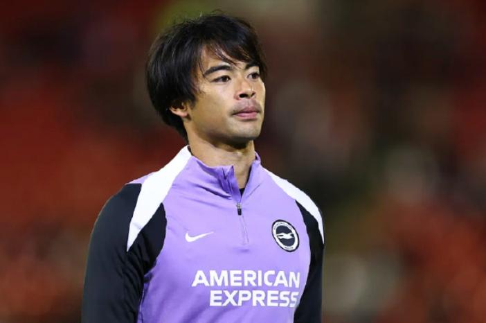 英超球星举着战犯照片笑，这事真不能随便翻篇！看到三笘薰和小球员拿着小野田宽郎卡片