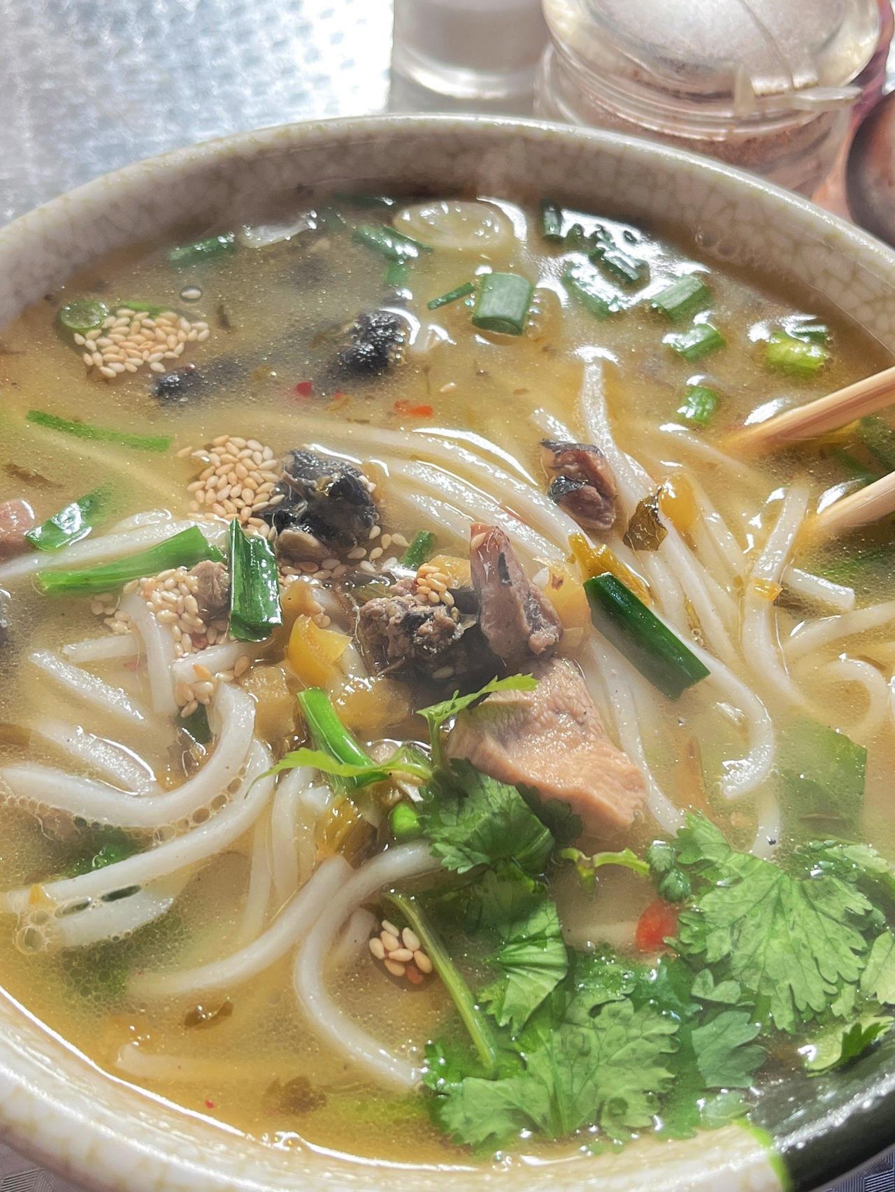 云南丽江游，特色早餐值得打卡！丽江早餐推荐：1、土鸡米线/杂酱饵丝、炭火烤饵
