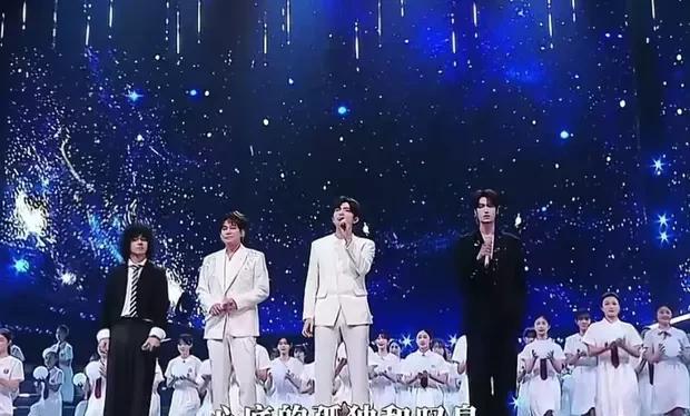 苏醒弹簧音引爆笑！四人合唱《夜亮的星》，网友：这是夜空中最闪的车祸现场？近日，