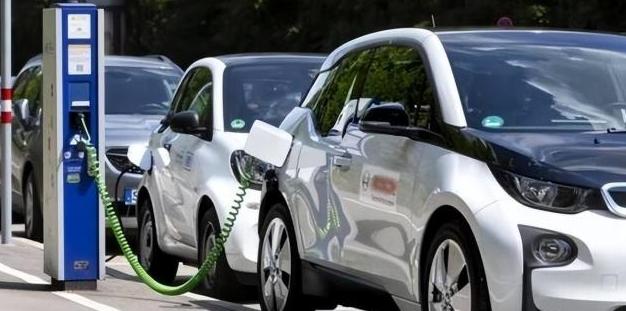为什么我们一定要发展新能源汽车？因为可以打垮日本的最后一根骨头。比亚迪从电池