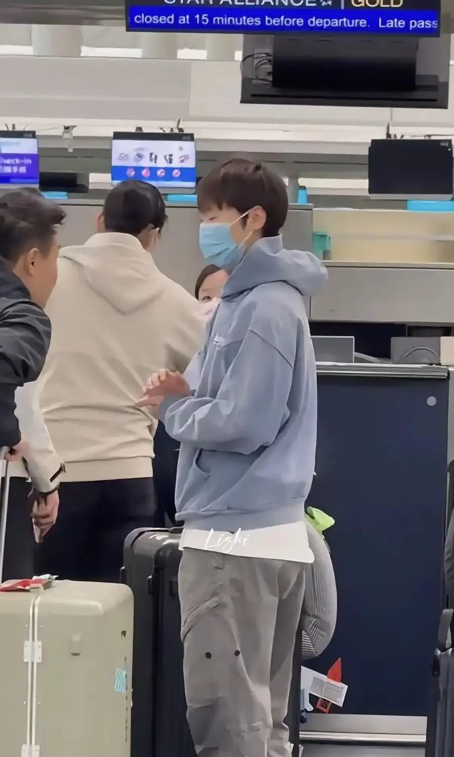 王曼昱从香港回北京，在机场和男队主教练王皓热络聊天。这可不是随便寒暄。她赶