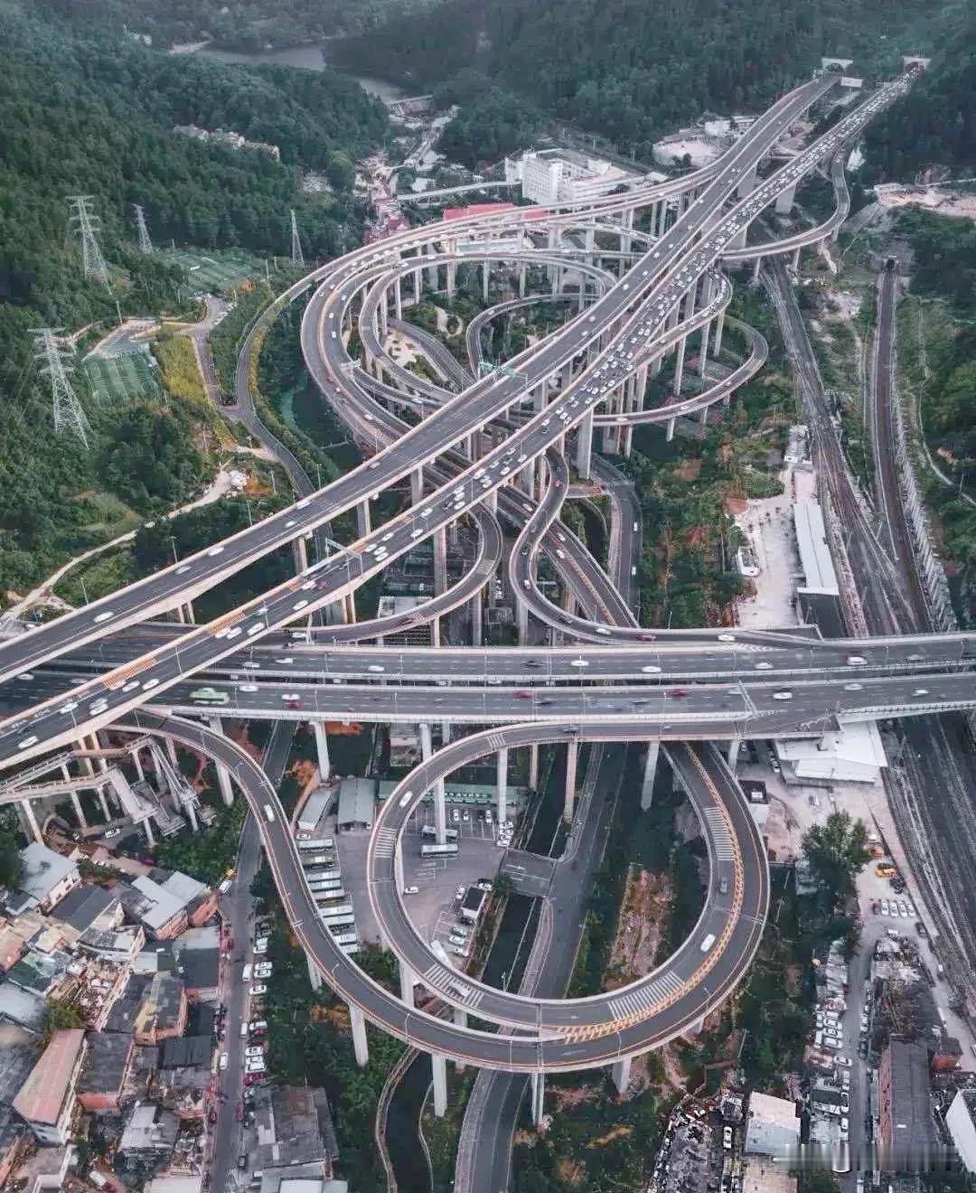 很多人好奇，中国“基建狂魔”的名号到底是不是虚名？贵州和广东的对比数据，一眼就能