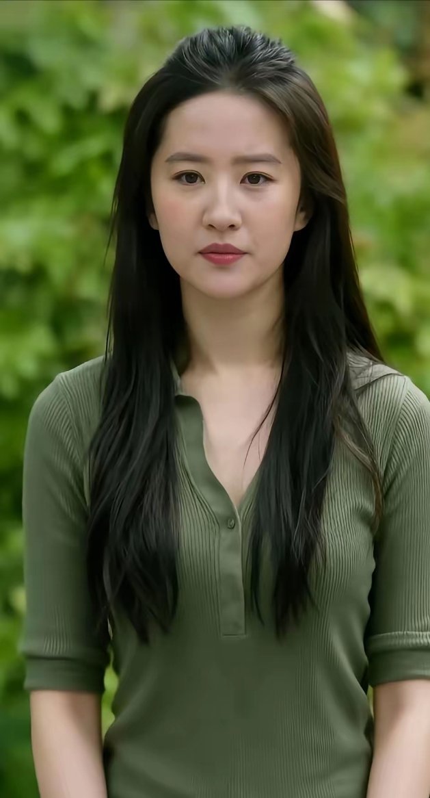 大家都说刘亦菲真人比镜头惊艳，上镜还吃亏！听着像夸她，可细想特反常识——一个靠脸