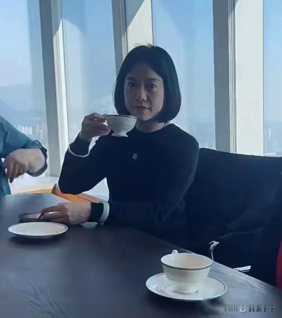 40多岁的杨振宁太太翁帆，皮肤白皙，眼睛又大又圆，少女感依存！其现身香港探望老友