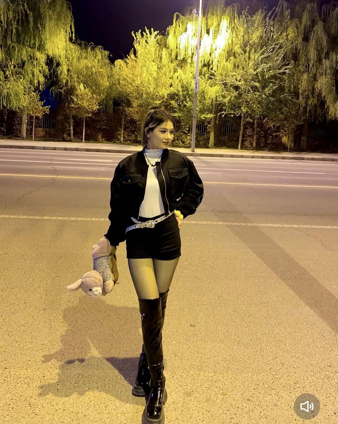 夜晚街拍，酷炫皮衣搭配，时尚潮流，手拿毛绒玩具，自信满满！💃🏻👗👠