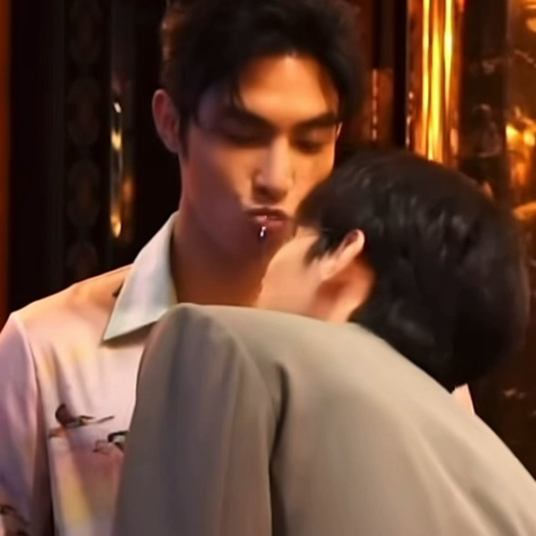 他是不是天天这样噘着嘴撩拨何伟