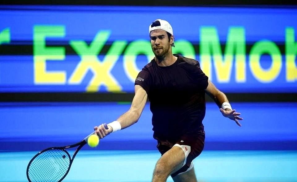 差点儿，世界第一就步了辛纳的后尘。就在隔壁，辛纳刚被爆冷淘汰。轮到阿尔卡拉斯