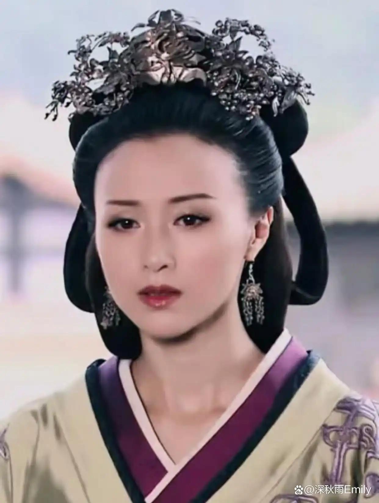 薄姬跪在吕雉面前：这孩子我可以打掉公元前204年的长安，未央宫。薄姬跪在吕雉