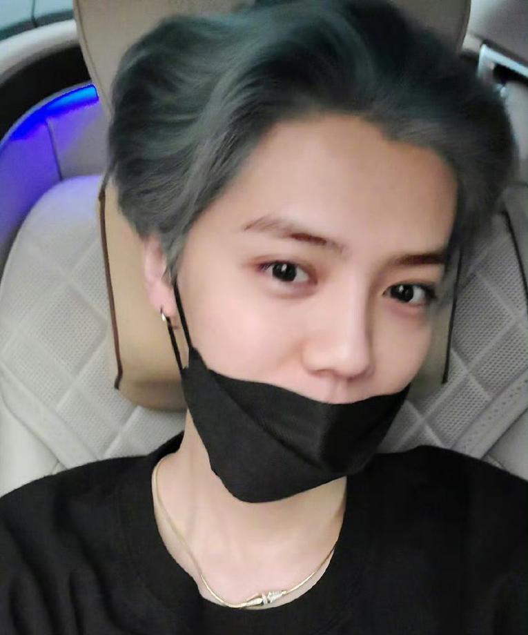 鹿晗关晓彤又被送上热搜，就因为一张车内自拍。这年头明星谈个恋爱，比谍战片还刺激