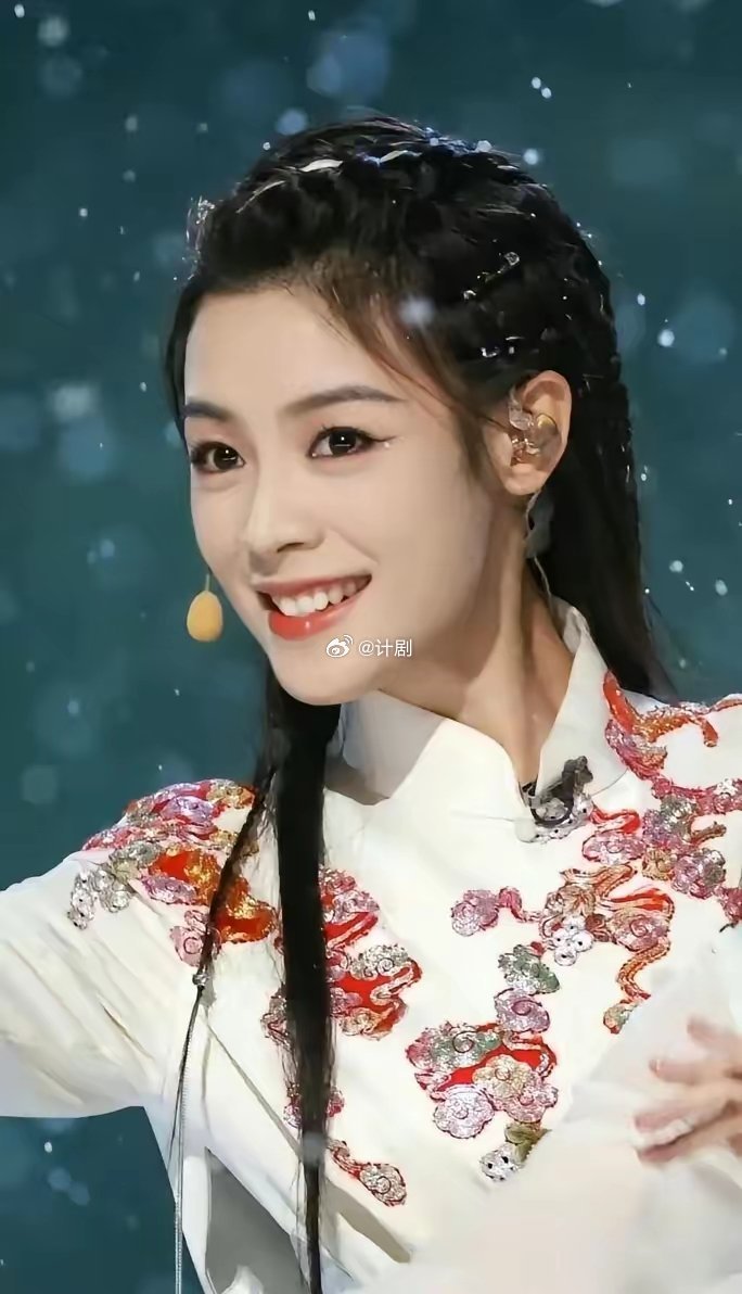陈丽君已经高兴的睡不着觉了她万万没想到她凭借春晚和电影，已经火出圈。越剧她是主角