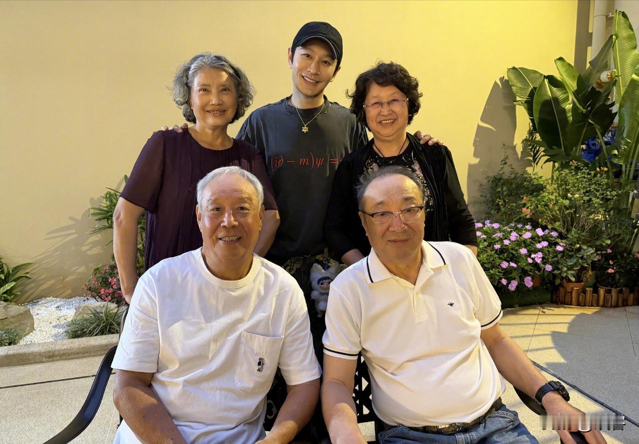 除夕夜，黄晓明和大学老师崔新琴一起吃饭庆祝！今天黄晓明发文和自己父母以及班主任