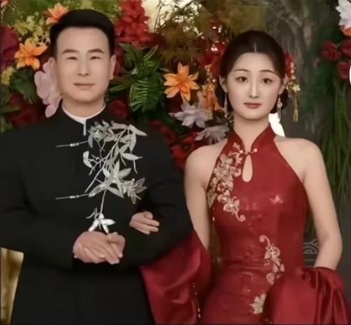 陈亚男和现在的男友很有夫妻相，俩人很般配，她在3月30日低调官宣订婚，据悉他们是