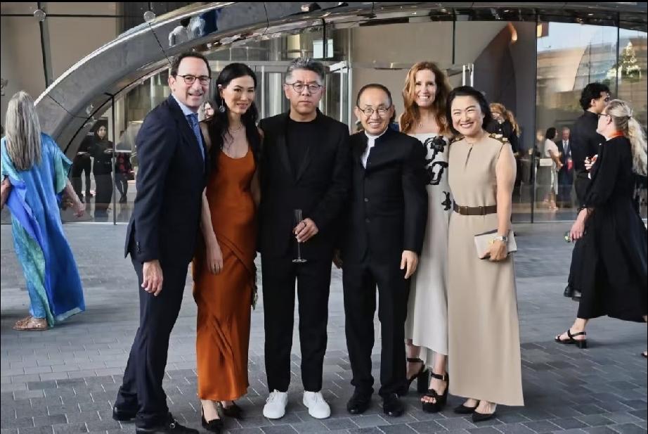 近日，潘石屹张欣夫妇罕见露面，与邓文迪一起参加美国洛杉矶卢卡斯叙事博物馆开幕仪式