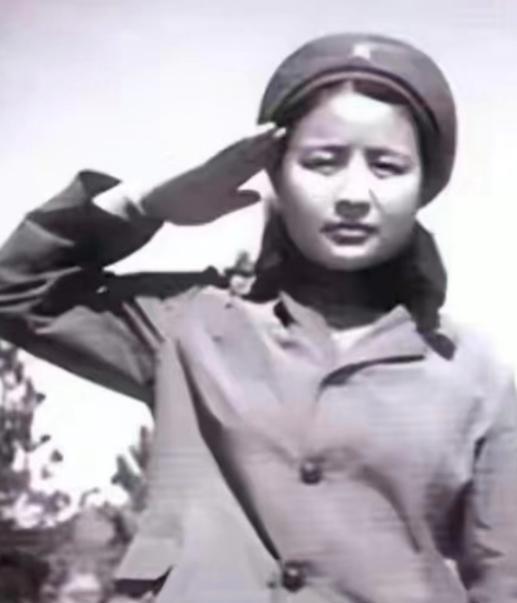 1984年，一战士拉住18岁女兵说：“姐，借我15块钱，给我爹买个收音机。”女兵
