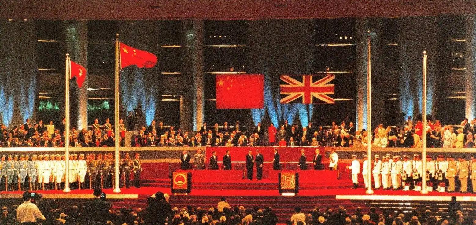 香港回归28年了，英国却依然控制着马尔维纳斯群岛。这种鲜明对比令人费解：