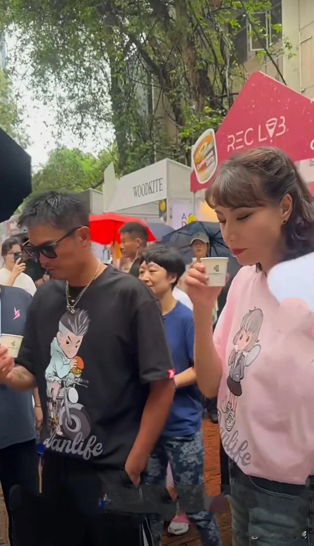 近日，林丹、谢杏芳夫妇二人现身深圳街头，夫妻二人同品尝饮料，谢杏芳化了浓妆，粉色