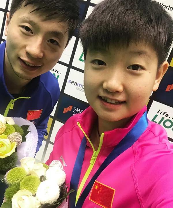 主持人问马龙：怎么形容孙颖莎？马龙笑了：莎莎呀，乖萌萌～主持人又问孙颖莎
