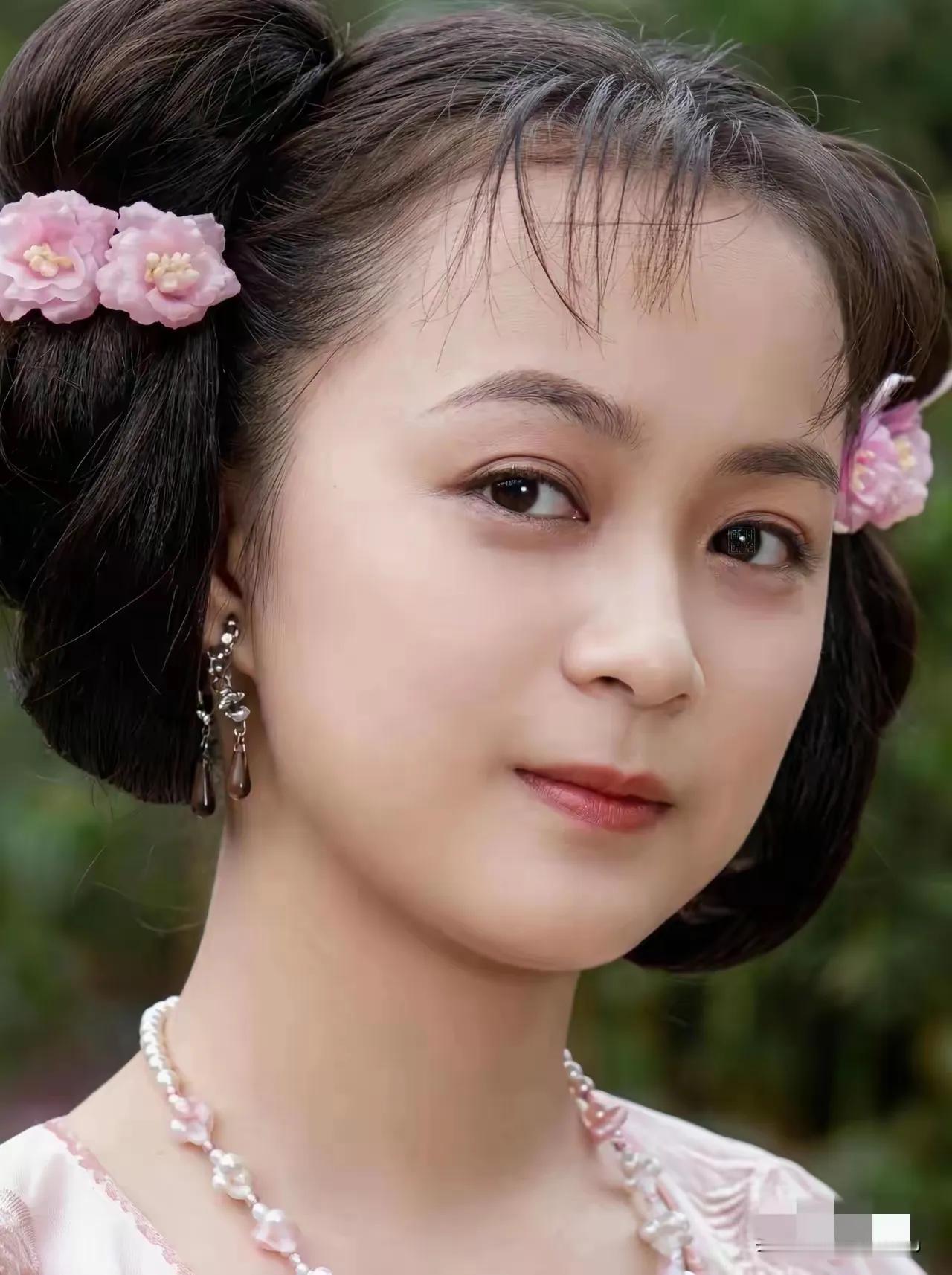 穿古装最好看的四位演员陈红的美，是不带任何讨好感的“国色天香”。不管是五官，还