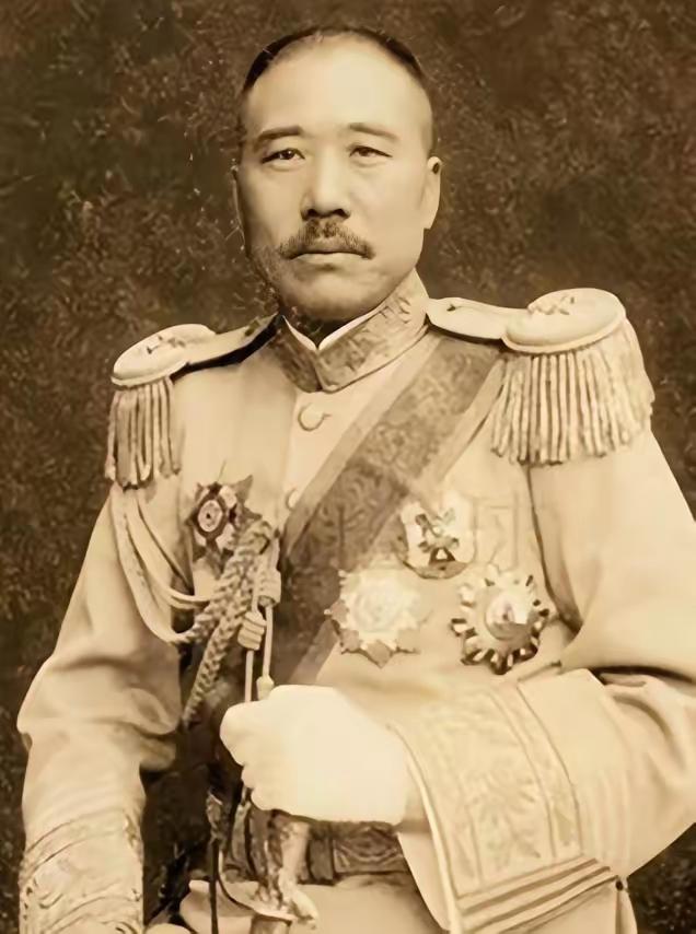 1922年，张宗昌跟俄国武官聂赫罗夫搓麻将。聂赫罗夫手气背到家，输得裤衩都不剩，