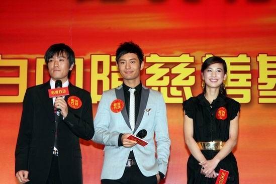 那年黄圣依杨子和黄晓明合影，当时他们都年轻，黄圣依杨子配一脸。