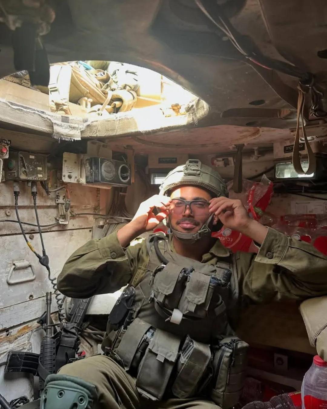 一名以色列军官在黎巴嫩南部的一次失败的救援行动中丧生，他的遗体在一辆坦克内被烧焦