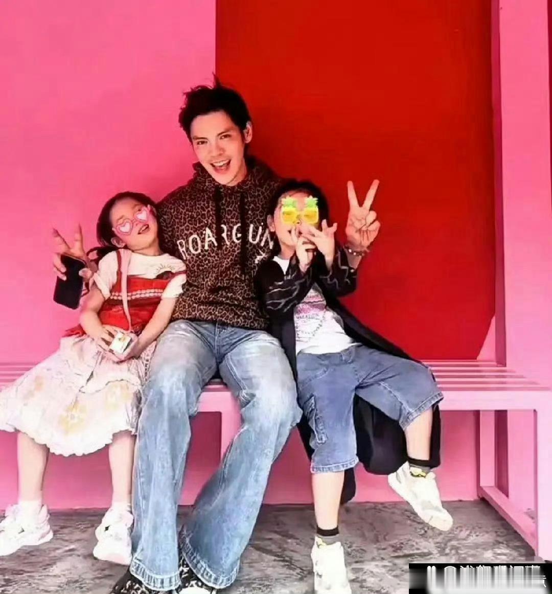 向佐发了张一家四口的合照，老婆孩子都出镜啦。俩孩子个子长得贼快！​​​
