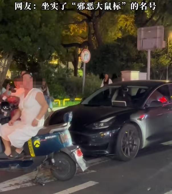 江苏，这个架吵得酣畅淋漓。大妈开着电驴，不知道怎么的跟汽车杠上了，大妈生气得很，