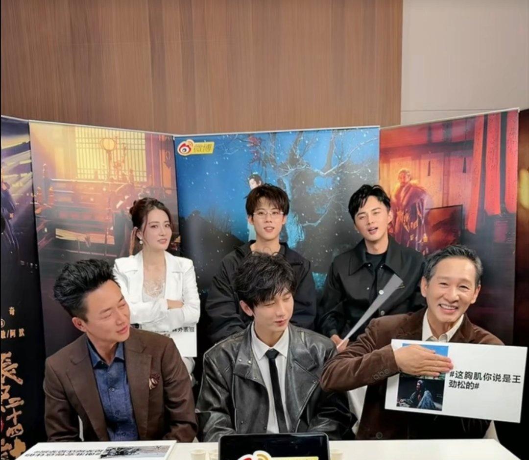 明星最大的资产，不是那张脸和流量。是那个能让他卸下偶像包袱、随手拍丑照的朋友。